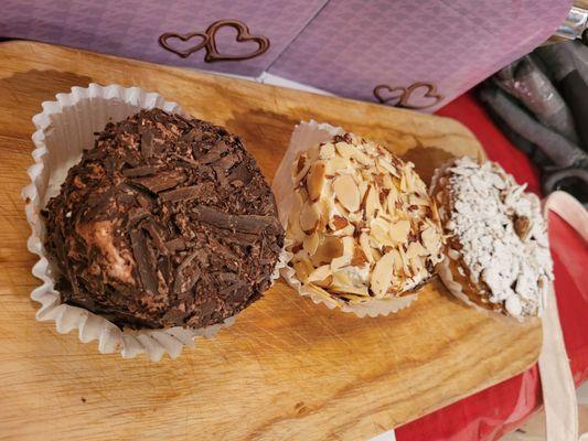 Chocolate something. Almond something and an almond tart. Lol. I don't remember what they called them.