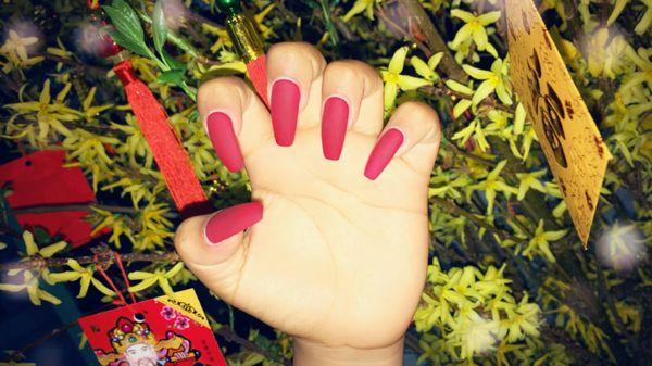 Fill matte red nails