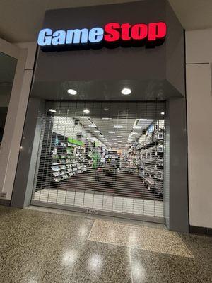 GameStop closes early