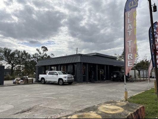 Laplace Express Tire Repair and Sales