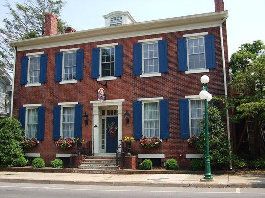 Spectacular B & B located in the heart of Lewisburg's historic district.