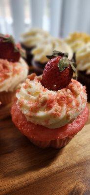 Moist Strawberry Crunch Cupcakes