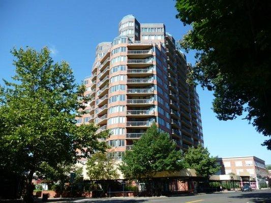 INTOWN LUXURY! Sunny 2BR/2B flat w/lg terrace. Pool, gym, dog park, shuttle to train.