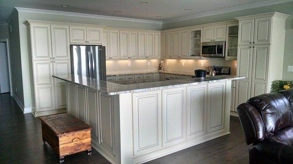 Shiloh Cabinetry-Oxford Maple Full Overlay Ivory with Nickel Glaze