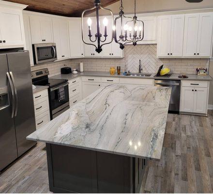 Macabus Fantasy Quartzite Island with Grey Quartz perimeter tops. Custom tile splash!