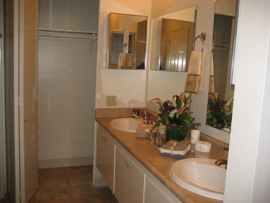 Spacious Bathroom for 2-bedroom with lots of closet!