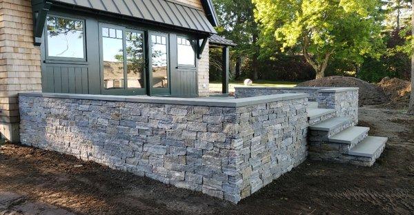 Natural stone veneer wall