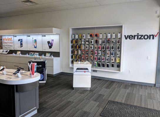 Inside Verizon Novi Grand River , lots of accessories!