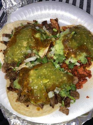 2 tacos de asada 1 chorizo