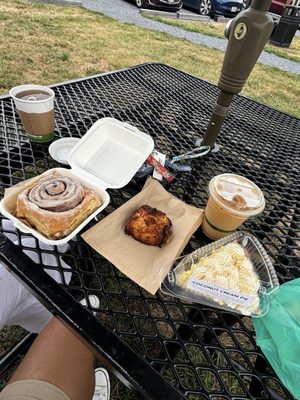 Coconut macaron, mountain chai and a cold brew