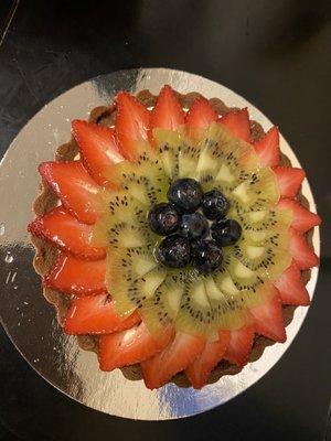 Fruit Tart from Ramon's Bakery: you can order this cake with a chocolate crust and custard below the fruit :-9