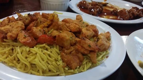 Chicken chow mein. Good size serving with loads of chicken.