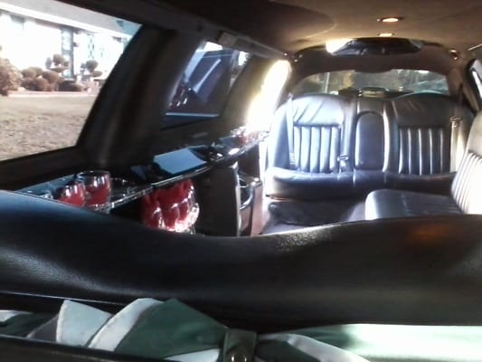 9 Passenger Lincoln Town Car Limousine - has tv, cd/dvd player, am/fm stero, neon lighter and bar.