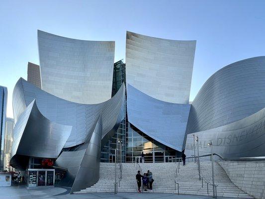 Located between 1st & 2nd Ave and between Hope St & Grand St. Looks like soaring sails filled with the wind. Home of LA Philharmonic