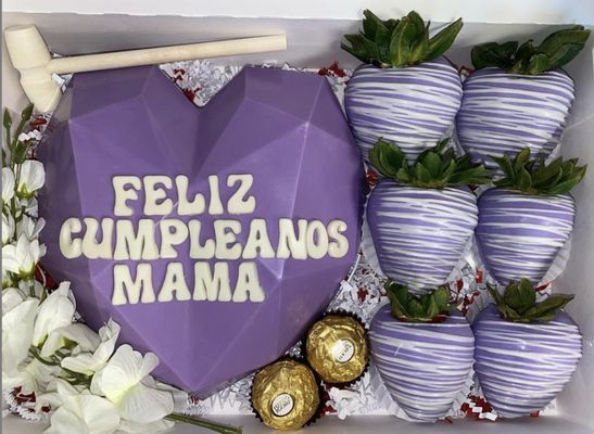 ** Purple breakable "Feliz cumpleaños mama" with 6 purple dipped strawberries **