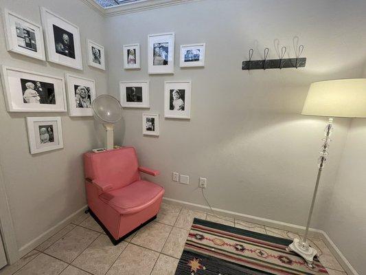 Dolly-themed dressing room. Adorbs.