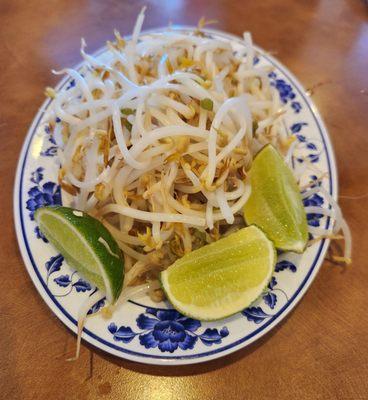 Blanched bean sprouts with limes