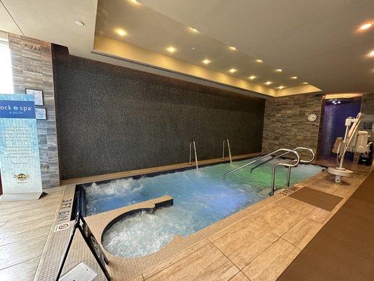 Very nice amenities like this huge hot tub however the massage technicians are terrible!