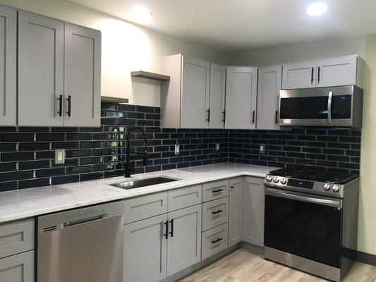 New kitchen cabinets an tiled backsplash