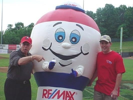 Gregg with Max Reader, RE/MAx mascot at NJ Jackals game 2008