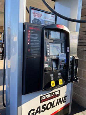 Long hoses, so you can pump either side. Bathrooms at the gas pumps! Thanks!