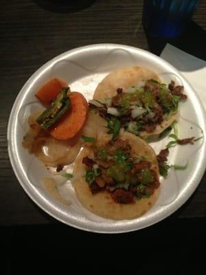 ¡Taco de asada y taco de al pastor!