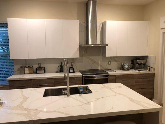 Beautiful Calacatta quartz countertops and backsplash !