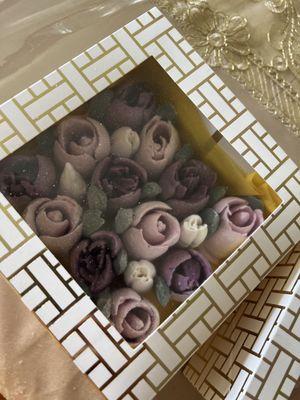 Small size of marshmallow flowers box. It cost $18. Pre order two days in advance