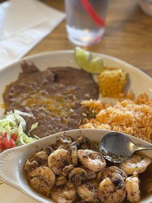 Camarones al mojo de ajo; Shrimp cooked in garlic and butter sauce with mushrooms