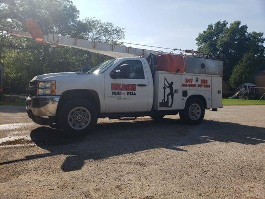 Pump service truck/lift or boom truck for pump removal and reinstallation