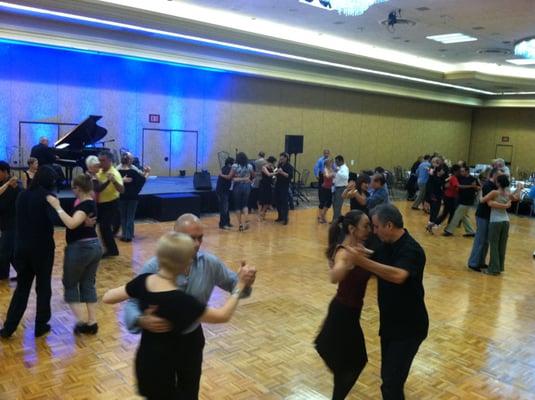 Classes and workshops led by international level instructors in Argentine Tango at Red Carpet Tango Festival