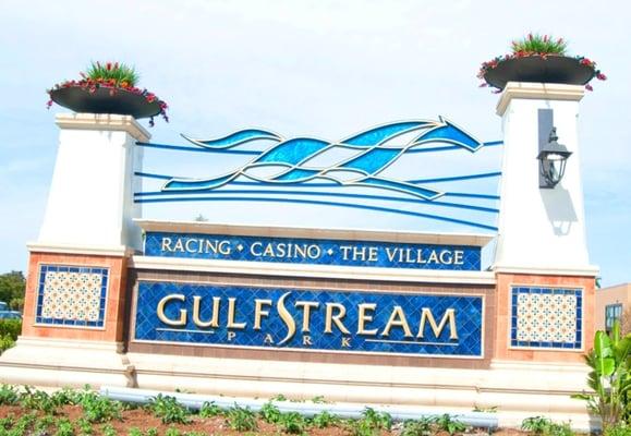 Glufstream Village, Racetrack & Casino