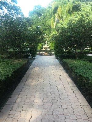 Walkway to fountain