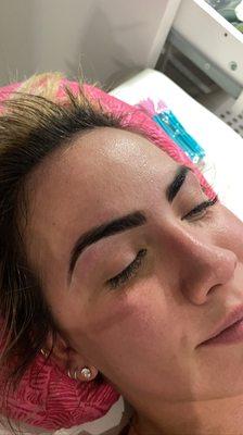 Diseño, depilación con cera y aplicación de henna en cejas