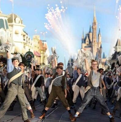 Disneyworld ABC Christmas Morning Parade with the cast of Newsies