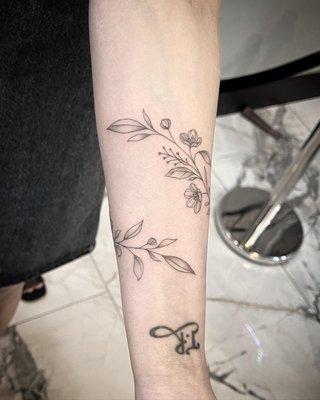 Flowery vine fine line tattoo done by Edson Usey @inked_dot