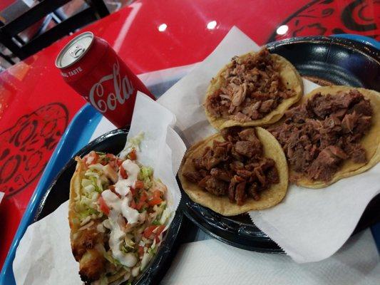 Tacos de tripa, lengua, carnitas y pescado.