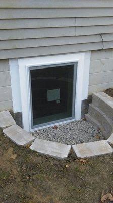 Egress basement window