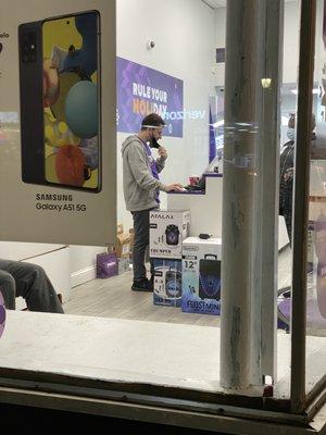 NO MASKS AT METRO PCS White Plains.