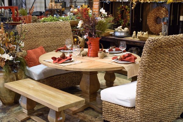 Imagine dining al fresco with cool Autumn breeze in the air with this settee!