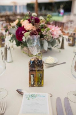 The Shoreline Vine oil and vinegar wedding favor. Photo: Molly Lo Photography