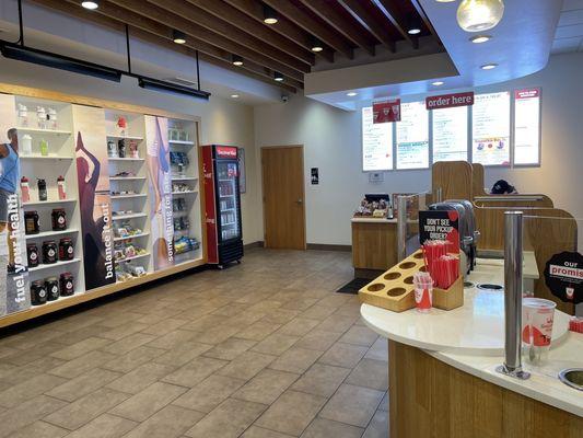 Waiting/Ordering area at Smoothie King