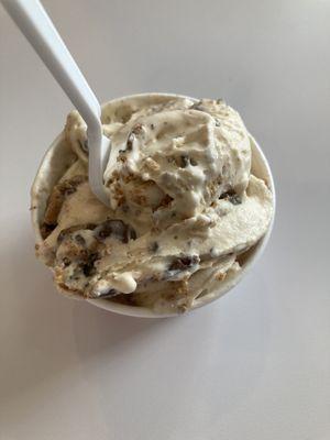 Peanut butter ice cream with Reese's