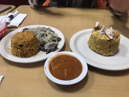 Bistec encebollado, arroz com grandules, mogongo con pollo