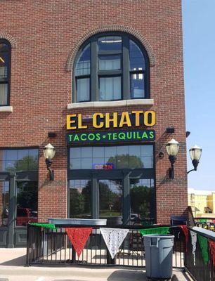 El chato sign installed.