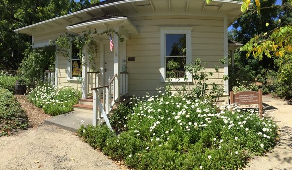 The cottage. We didn't get to tour it because it didn't open till 1pm and we didn't have time to stay.