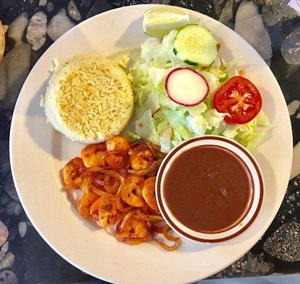 Camarónes Enchilados con arroz, frijoles, y ensalada