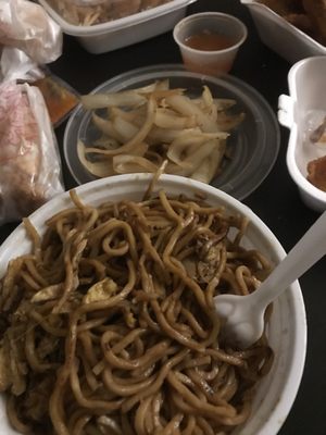 So I asked for plain lo mein with a little onions and 2 scramble eggs... Simple right! No it wasn't! Got onions with a side of lo mein!!!