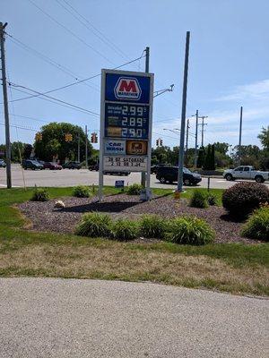 Conveniently located gas station with car wash in North Muskegon