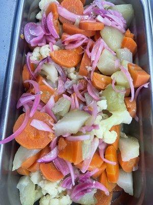 Mixed salad ( carrot, Toyota, carrot, coliflor, potato, red onion)